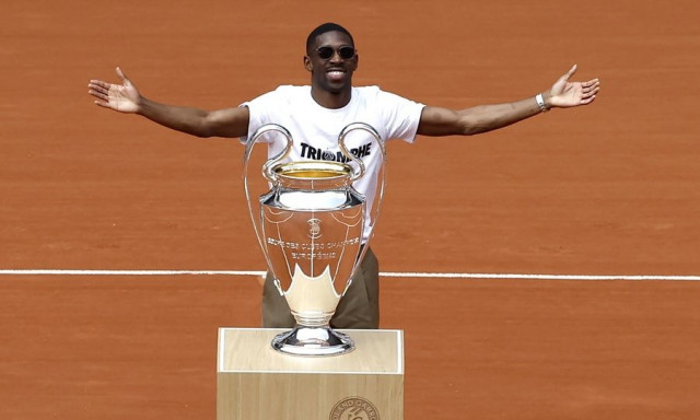 Roland Garros: Ο Ντεμπελέ πήγε το τρόπαιο του Champions League και στο Chatrier