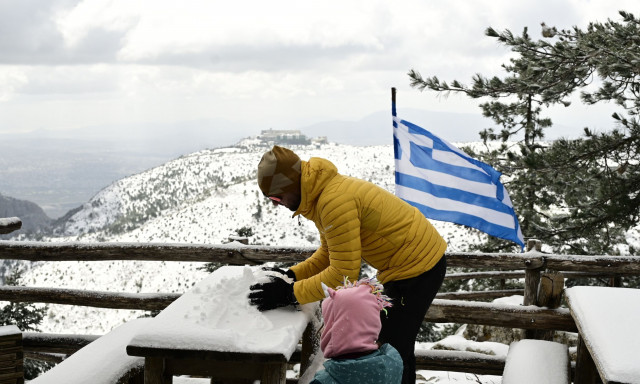 Καιρός: Ολοένα και πιο σπάνιο φαινόμενο τα χιόνια στην Ελλάδα - Οι συνέπειες