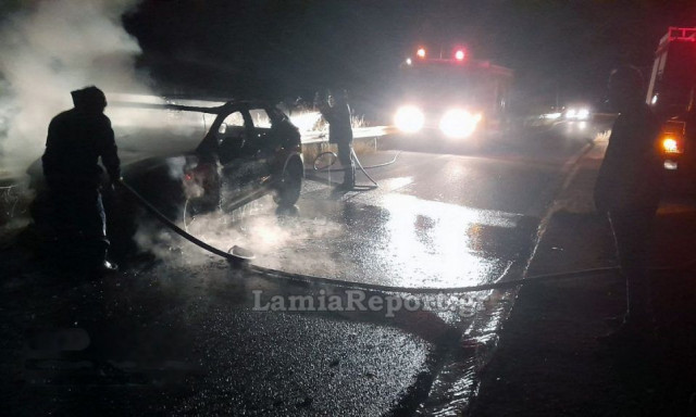 «Λαμπάδιασε» αυτοκίνητο εν κινήσει στην Παλιά Εθνική Οδό Αθηνών – Λαμίας στο ύψος του Λογγού