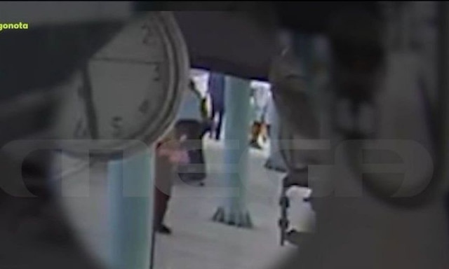 Άνδρας επιχείρησε να μαχαιρώσει γυναίκα μέσα στον Προαστιακό - Βίντεο από τη σύλληψη 46χρονου