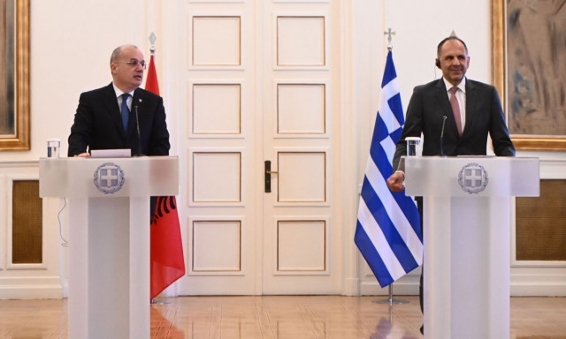 Γεραπετρίτης στον Αλβανό ΥΠΕΞ: «Σκιές που τάραξαν τις σχέσεις των χωρών μας πρέπει να εκλείψουν»