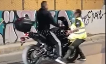 Η στιγμή που μοτοσικλέτα παρασύρει εργαζόμενο στον Γέρακα - Δείτε βίντεο