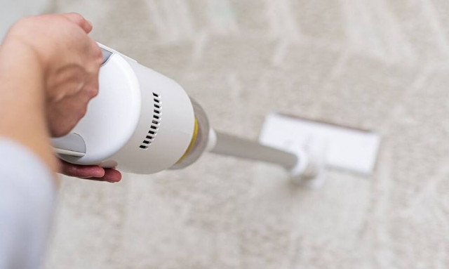 Θησαυρός μέσα σε ηλεκτρική σκούπα: Μάστορας ανακάλυψε 8 χρυσές λίρες κρυμμένες σε χαραμάδα