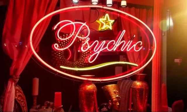 Τέλος η απαγόρευση στη μαντεία; Πολιτικός ζητά να νομιμοποιηθούν τα ταρώ και τα φίλτρα αγάπης!