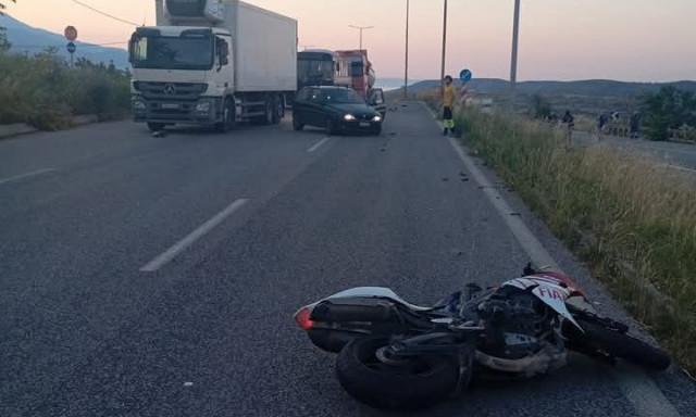 Βόλος: Σοβαρό τροχαίο με δικυκλιστή – Εκσφενδονίστηκε στο αντίθετο ρεύμα