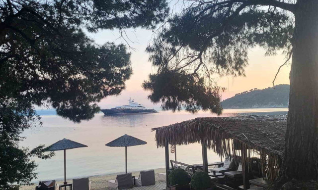 O σεΐχης του Κατάρ έφθασε και φέτος στη Σκιάθο με την "Al Mirqab"