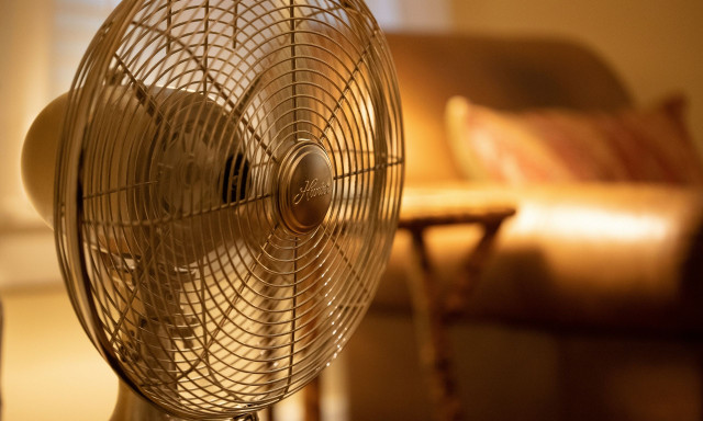 Γιατι δεν πρέπει να κοιμάστε με ανοιχτό τον ανεμιστήρα - Οι ειδικοί προειδοποιούν