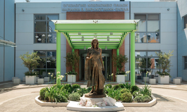 Άγαλμα της Μαριάννας Βαρδινογιάννη στο Ογκολογικό Νοσοκομείο Παίδων