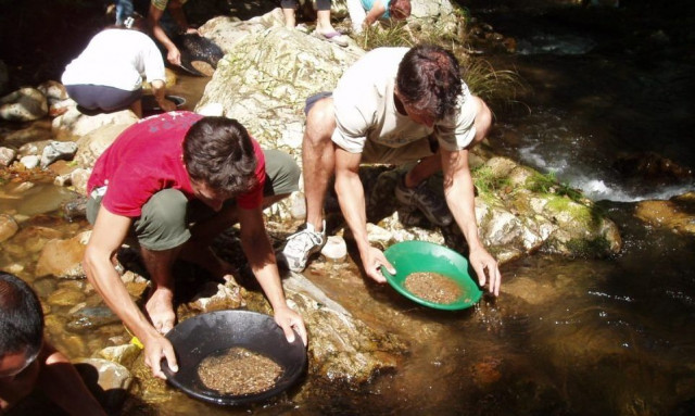 Τόνοι χρυσού εξακολουθούν να ρέουν στα νερά του ποταμού σε αυτό το χωριό - «Ουρά» από τουρίστες