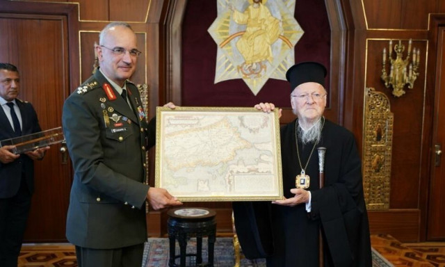 Οργή Τούρκων για το δώρο του Αρχηγού ΓΕΕΘΑ στον Βαρθολομαίο - Δείχνει την Πόλη ελληνική