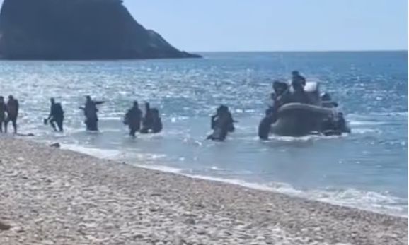 Σάμος: Απίστευτες σκηνές στο Ποτάμι – Ταχύπλοο αποβίβασε μετανάστες μπροστά σε λουόμενους