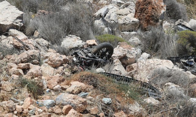 Αυτοκίνητο έπεσε στον γκρεμό στη Βουλιαγμένη - Απεγκλωβίστηκαν δύο ηλικιωμένοι