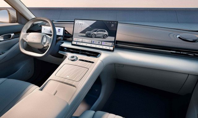 Geely: Παρουσίασε το 1ο στον κόσμο ολοκληρωμένο σύστημα AI για έξυπνα οχήματα