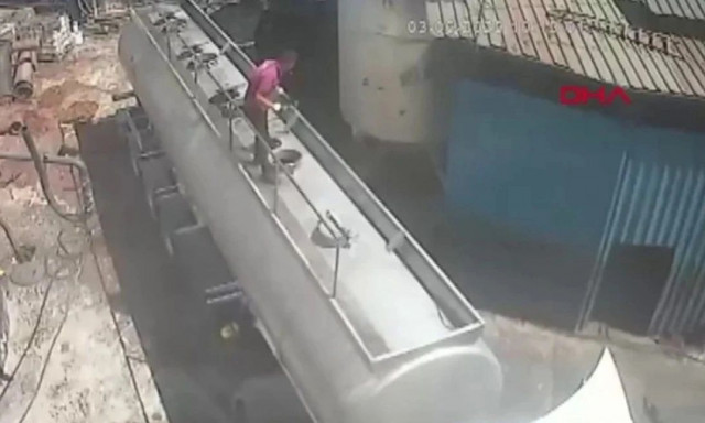 Τουρκία: 27χρονος άνοιξε βυτιοφόρο με τσιγάρο στο στόμα -Εκσφενδονίστηκε μέτρα μακριά από την έκρηξη