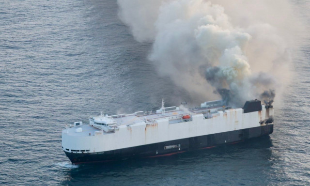 Συναγερμός στην Αλάσκα: Φωτιά σε πλοίο με 3.000 αυτοκίνητα - Ελληνικό εμπορικό έσπευσε για βοήθεια