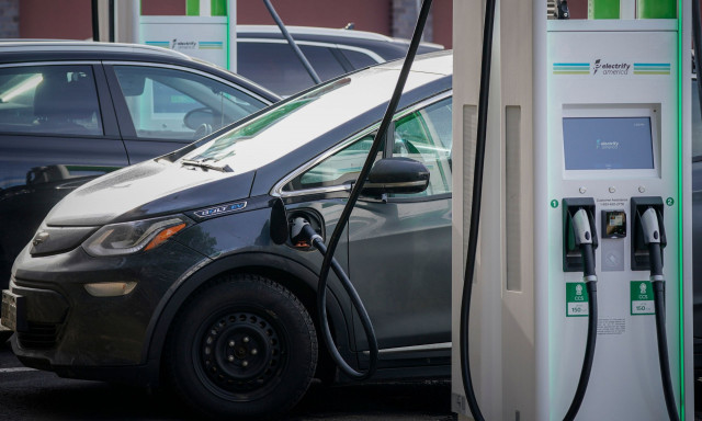 Στα 4.500 ευρώ φτάνει η επιδότηση για αγορά ηλεκτρικού αυτοκινήτου – Οι δικαιούχοι και τα μπόνους