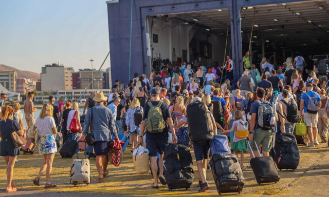 Έξοδος του Αγίου Πνεύματος: Ρόδα, τσάντα και κοπάνα - Όπου φύγει-φύγει οι εκδρομείς