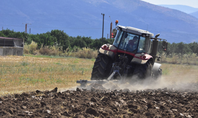 Κωστής Χατζηδάκης: €1,2 δισ. σε αγρότες μέχρι το τέλος του 2025 - Από την Παρασκευή οι πληρωμές 