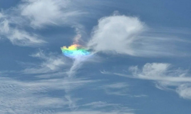 Πρέβεζα: «Πυρήνιο νέφος» εμφανίστηκε στον ουρανό και μαγνήτισε τα βλέμματα