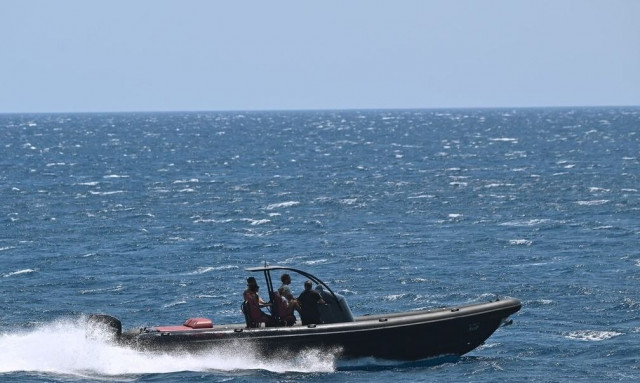 Βούλα: Ταχύπλοο προσέκρουσε σε βράχια - Δύο τραυματίες μεταφέρθηκαν στο Ασκληπιείο