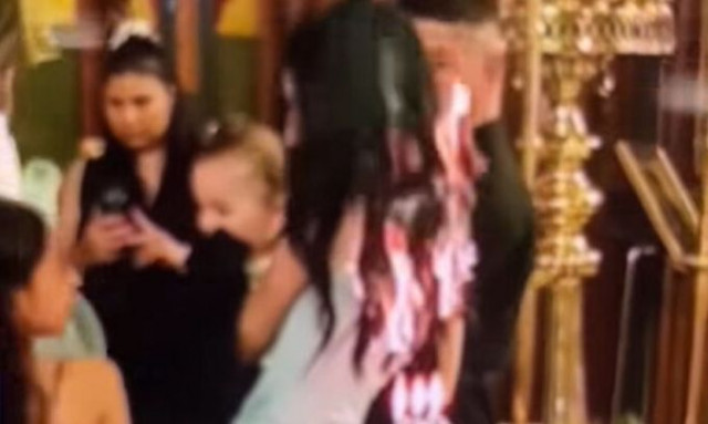 Νονά έγινε viral μετά το βίντεο που έπιασαν φωτιά τα μαλλιά της