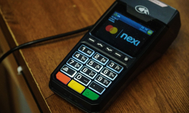 «Πάρτι» φοροδιαφυγής με τα POS: Η «φάμπρικα» που χρησιμοποιούν επιτήδειοι μέσω χωρών του εξωτερικού