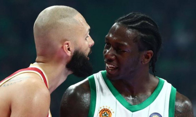 Ολυμπιακός - Παναθηναϊκός AKTOR: Τζάμπολ του Game 4 στην αίθουσα του Αθλητικού Δικαστή