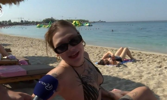 Viral τουρίστρια λέει on air τις αγαπημένες της ελληνικές λέξεις: «Γύρος, καλημέρα, μ@@@@@ς»