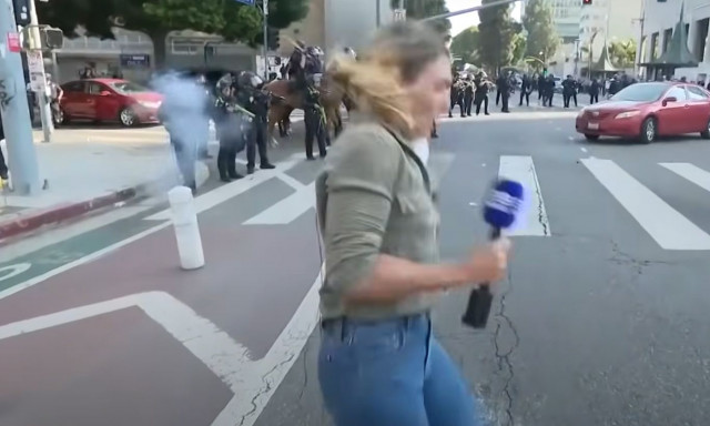 Διαμαρτυρίες στο Λος Άντζελες: Η στιγμή που δημοσιογράφος δέχεται πλαστική σφαίρα στο πόδι της