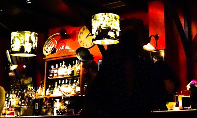 Τρελαμένοι τουρίστες με «μπαρ-απάτη» στην Παλιά Πόλη της Ρόδου: Υπερτιμημένα ποτά, κρυφές χρεώσεις