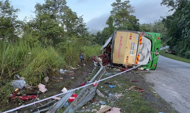 Μαλαισία: Τουλάχιστον 15 νεκροί από σύγκρουση λεωφορείου με βαν