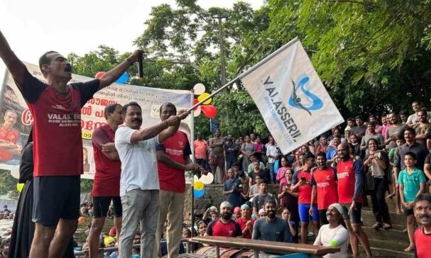 Ινδία: Δίδαξε δωρεάν σε 10.000 ανθρώπους να κολυμπούν σε ένα ποτάμι για να σταματήσουν οι πνιγμοί