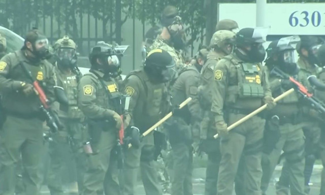 Χάος στους δρόμους του Λος Άντζελες: Νέο βίντεο από τις σφοδρές συγκρούσεις διαδηλωτών με πράκτορες