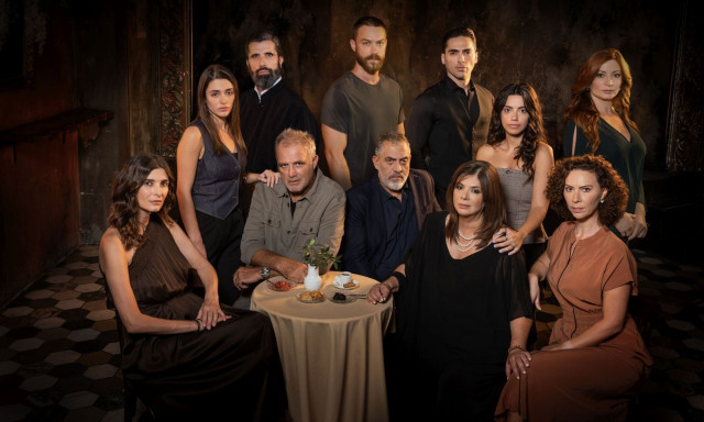 Η Γη της ελιάς: Τον «πετάει» έξω από το σπίτι και τον σέρνει στα δικαστήρια