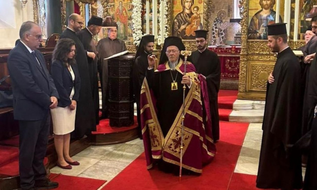 Ο Τάκης Θεοδωρικάκος στη Θεολογική Σχολή Χάλκης με τον Οικουμενικό Πατριάρχη και δεκάδες Έλληνες