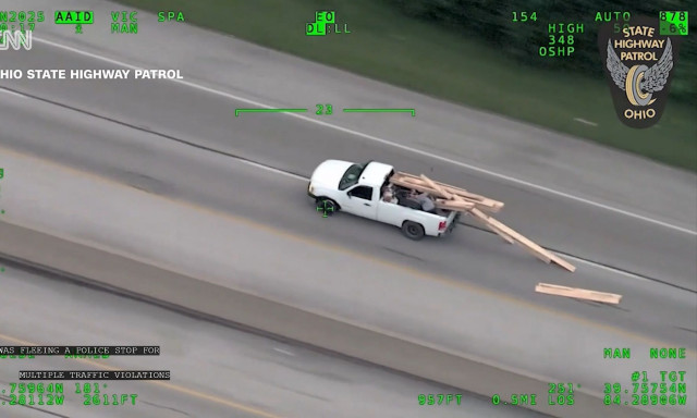 ΗΠΑ: Άνδρας πέταξε ξύλινες σανίδες σε αστυνομικούς κατά την διάρκεια καταδίωξης - Δείτε βίντεο