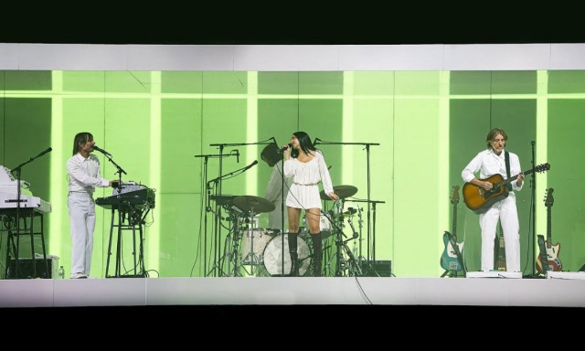 Η Charli XCX ανέβηκε στη σκηνή με τους Air για το «Cherry Blossom Girl»