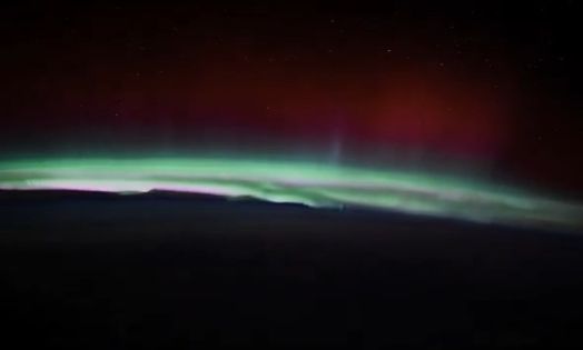 Βίντεο από το διάστημα που κόβει την ανάσα: Το Βόρειο Σέλας λάμπει πάνω από τη Γη