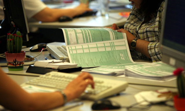 Η μισή Ελλάδα χρωστάει στην Εφορία – Με τηλέφωνα και SMS θα πιέζουν τους οφειλέτες