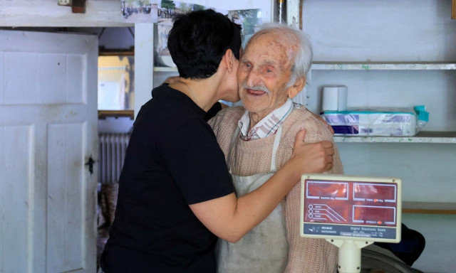 Εκατοντάχρονος σε χωριό της Λάρισας αποκαλύπτει το μυστικό της μακροζωίας