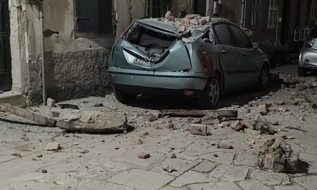 Κέρκυρα: Κομμάτια από σκεπή κτηρίου έπεσαν πάνω σε αυτοκίνητο