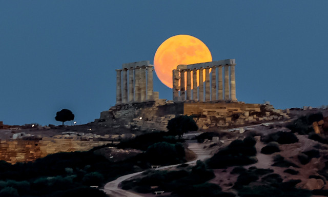 «Φεγγάρι της Φράουλας»: Εντυπωσιακές φωτογραφίες από την πρώτη πανσέληνο του Ιουνίου