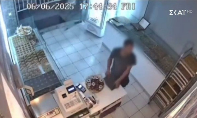 Αιγάλεω: Η στιγμή που διαρρήκτης εισβάλει για δεύτερη φορά σε ζαχαροπλαστείο