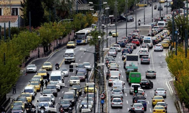 Ψηφίζεται σήμερα ο νέος ΚΟΚ: Αυστηρές ποινές για αλκοόλ, κινητό και υπερβολική ταχύτητα, κράνος
