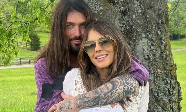 Ελίζαμπεθ Χάρλεϊ: Έγινε 60 ετών και το γιόρτασε ποζάροντας γυμνή στον φακό