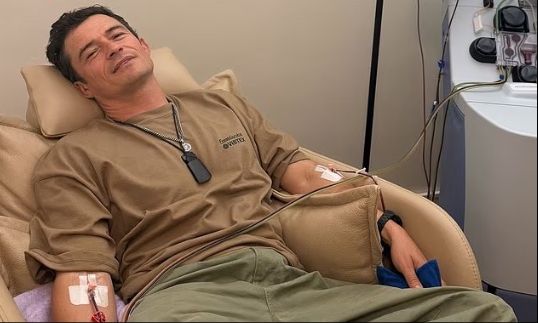 Ορλάντο Μπλουμ: Αφαίρεσε μικροπλαστικά και τοξικά χημικά από το αίμα του με αμφιλεγόμενη θεραπεία