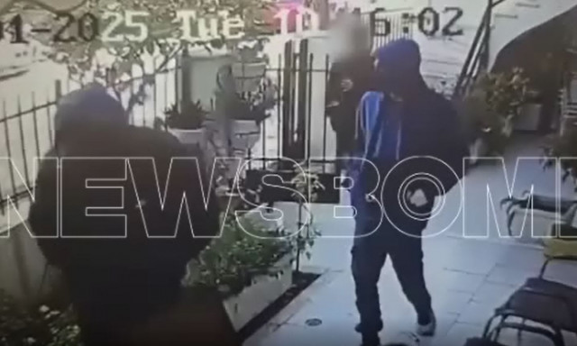 Δυτικά Προάστια: Καρέ-καρέ η στιγμή που σπείρα διαρρηκτών εισβάλλει σε οικία - Πώς δρούσαν