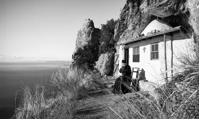 Γιάννης Γιαννάτος: Κυκλοφορεί το φωτογραφικό λεύκωμα «Πέρα από το ορατό» με εικόνες του Αγίου Όρους