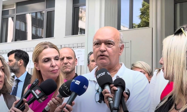 Τέμπη: Οργισμένες αντιδράσεις συγγενών για την αναβολή της δίκης για τα βίντεο