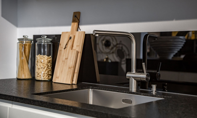 Χωρίς ξίδι και σόδα -  Έτσι καθαρίζετε τον νεροχύτη 100 φορές καλύτερα